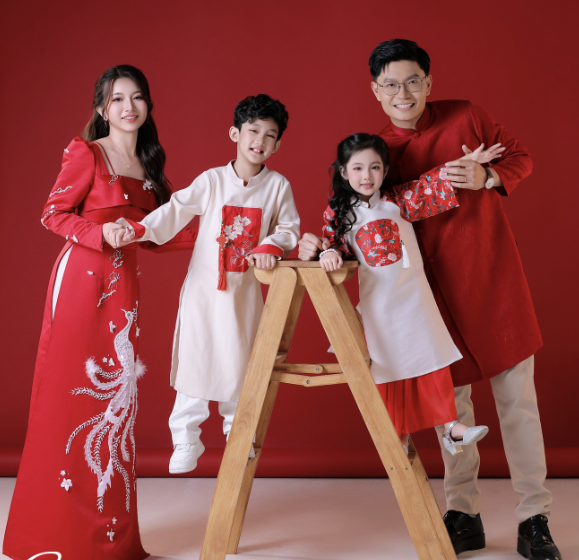 Chụp ảnh gia đình áo dài – Xu hướng kỷ niệm đang lên ngôi