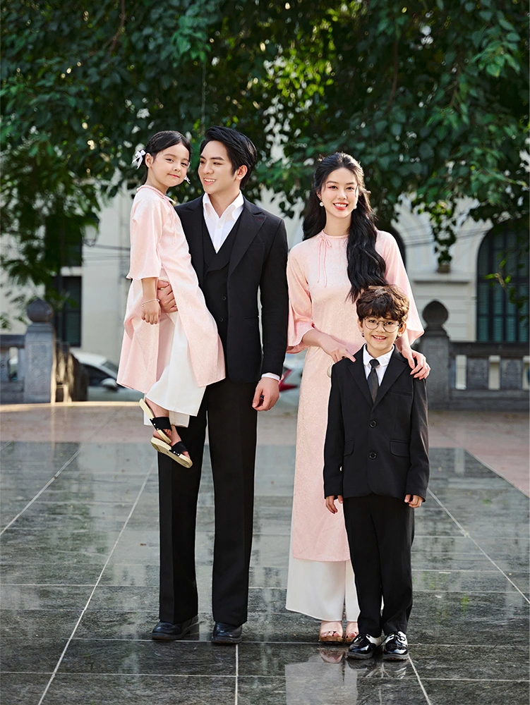 Chụp ảnh gia đình áo dài – Xu hướng kỷ niệm đang lên ngôi