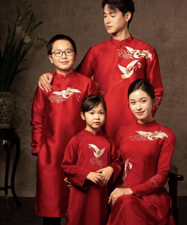 Chụp ảnh gia đình áo dài – Xu hướng kỷ niệm đang lên ngôi