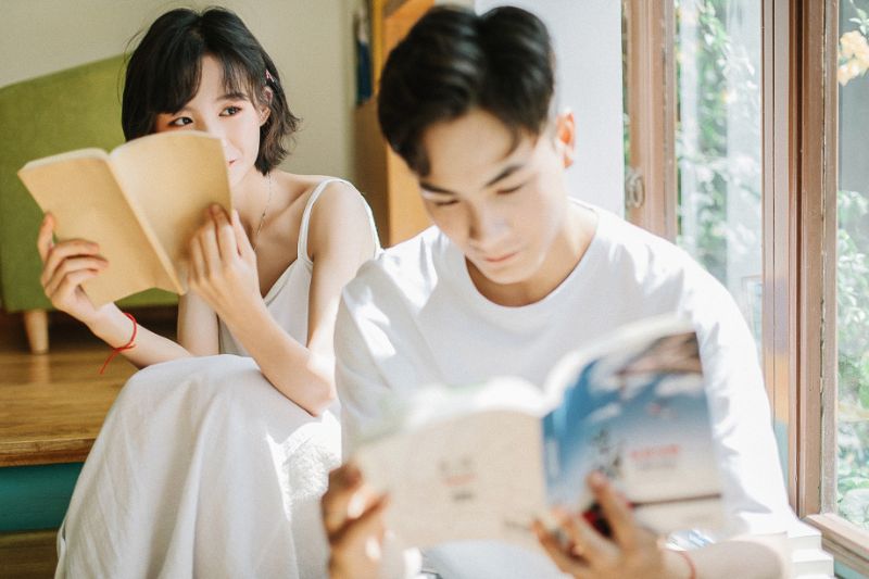 cặp đôi đọc sách cùng nhau